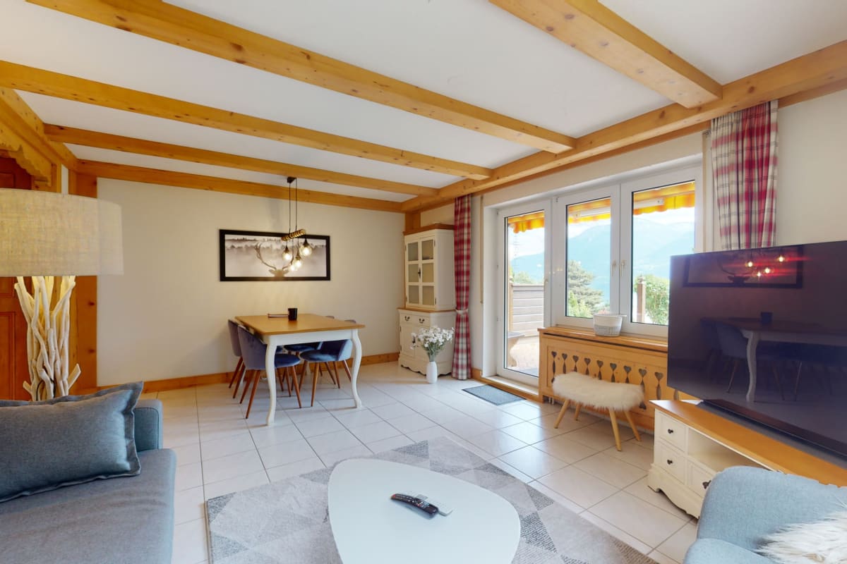 Gemütliches Wohnzimmer mit Essbereich und Bergblick