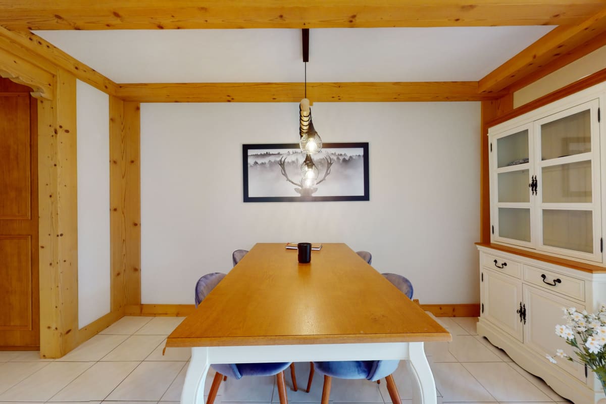 Esszimmer mit Holzbalken und langem Esstisch
