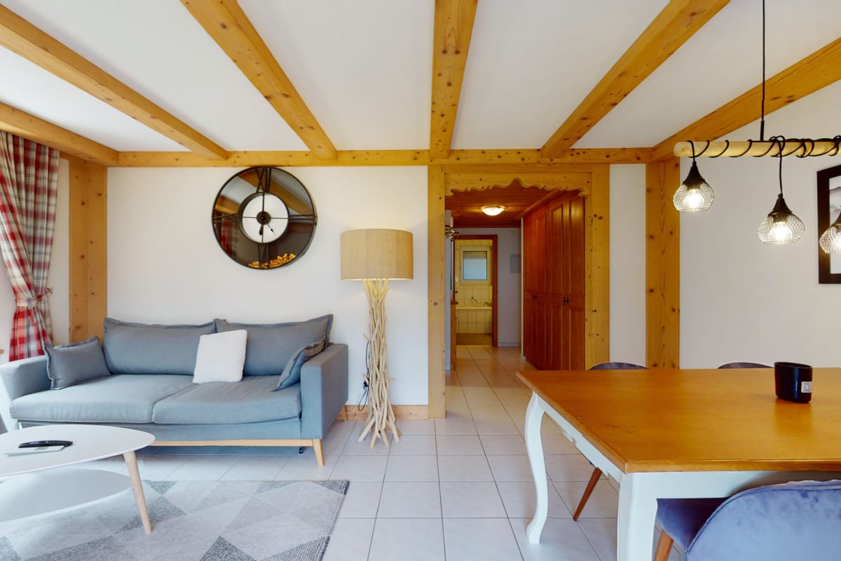 Gemütliches Wohn-Esszimmer mit Holzbalken
