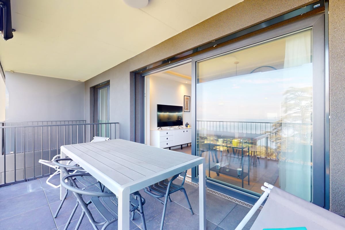 Balkon mit Schiebetür zum Wohnbereich
