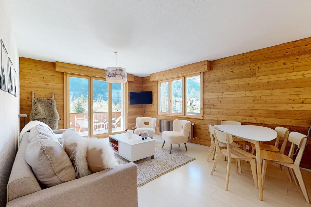 Wohnzimmer mit Essbereich und Alpenblick