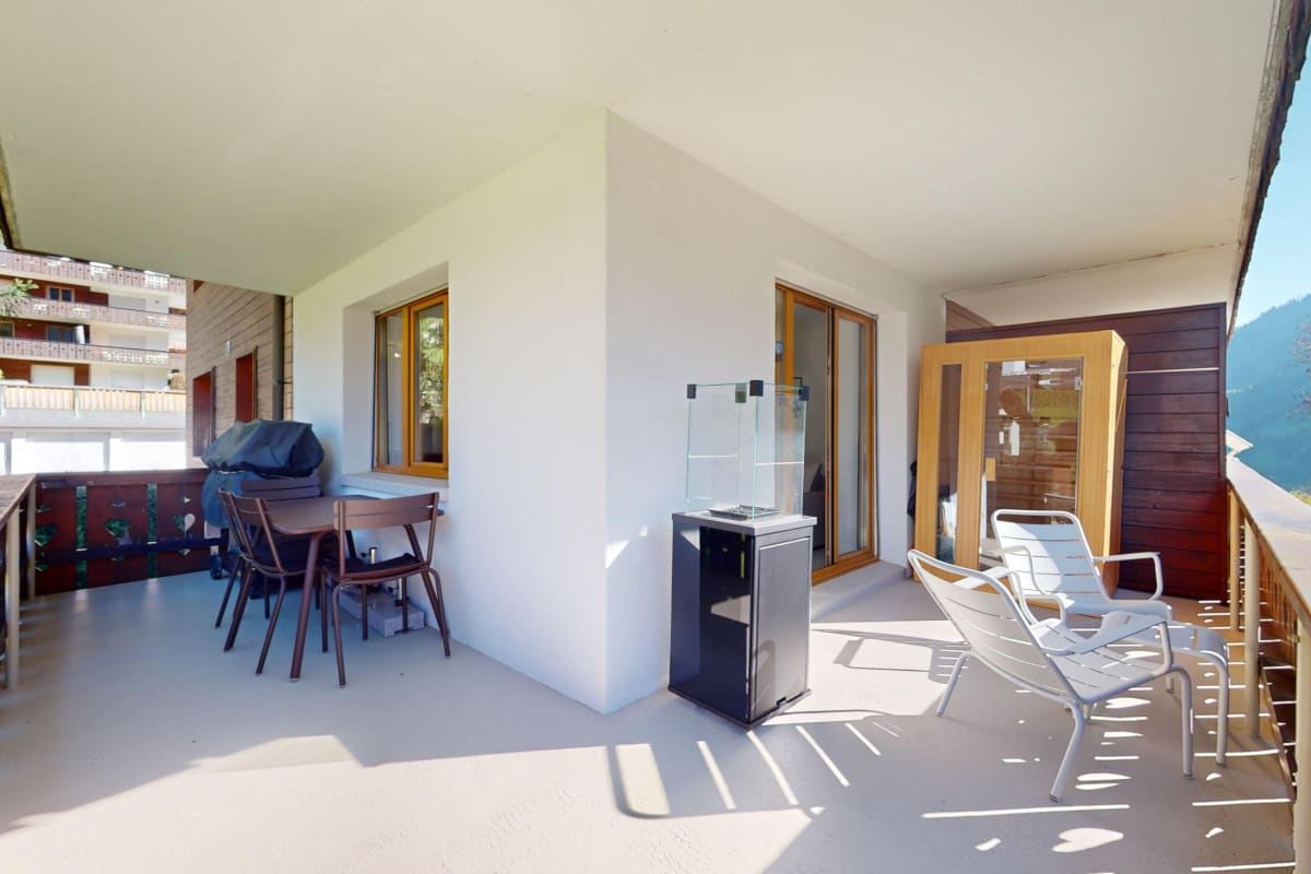 Balkon mit Sitzbereich und Bergblick
