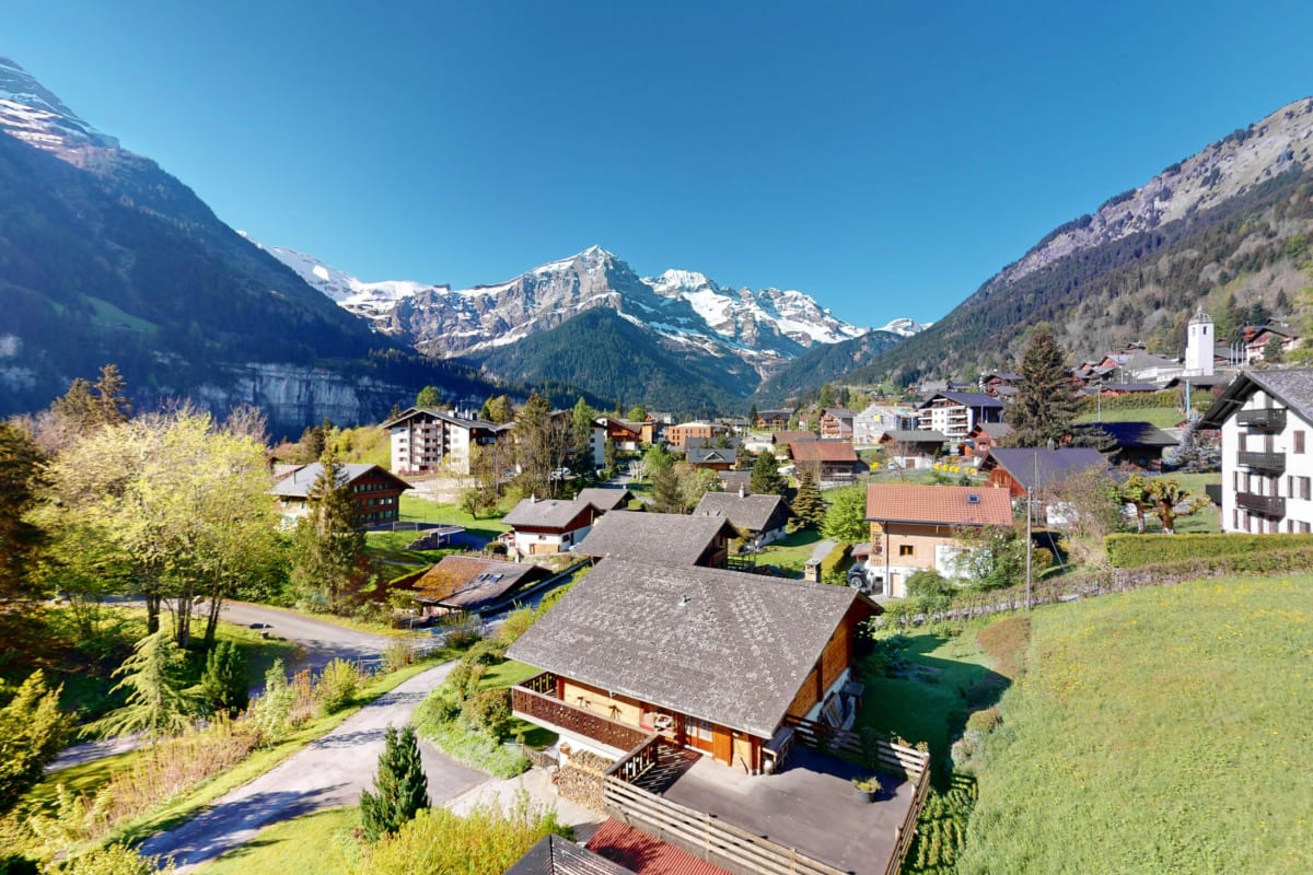 Alpenort mit Bergpanorama