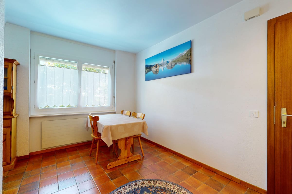 Essbereich mit Fenster und Holztür