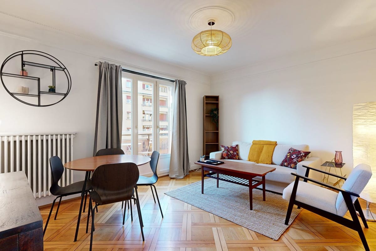 Helles Wohnzimmer mit Essbereich