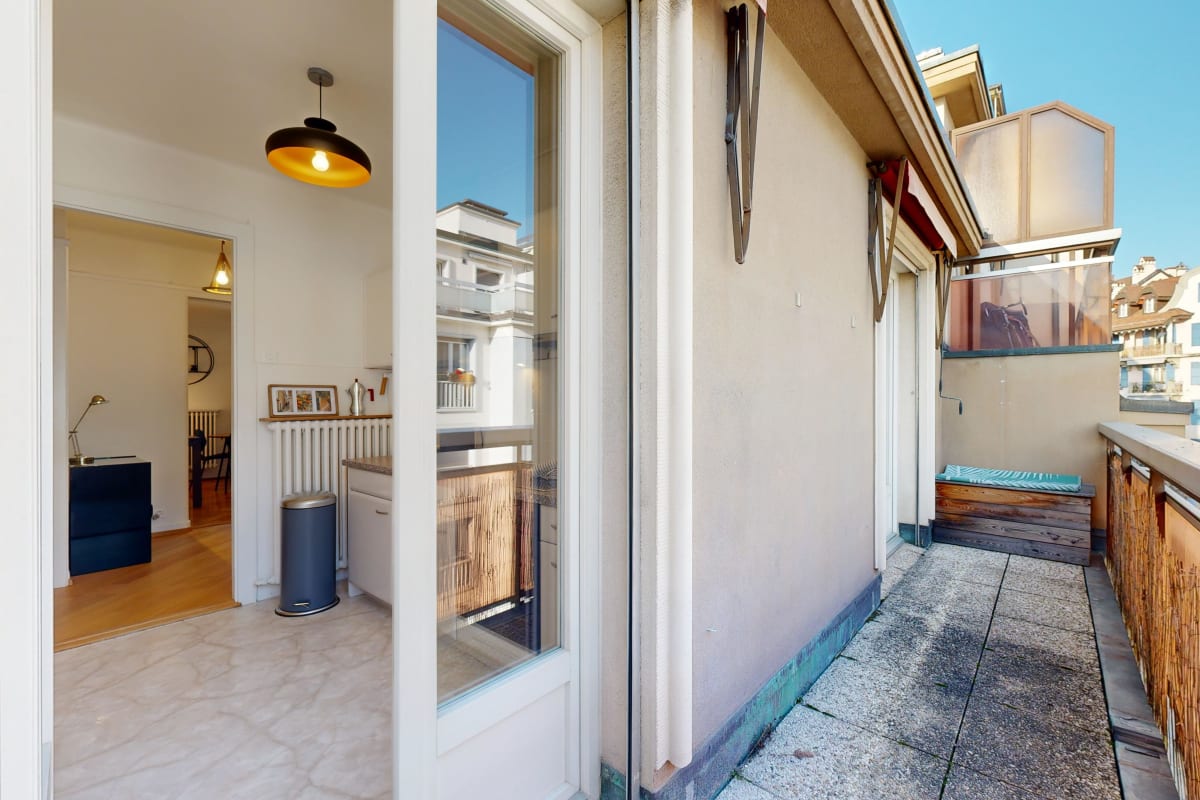 Balkon mit Blick ins Wohn- und Kücheninnere