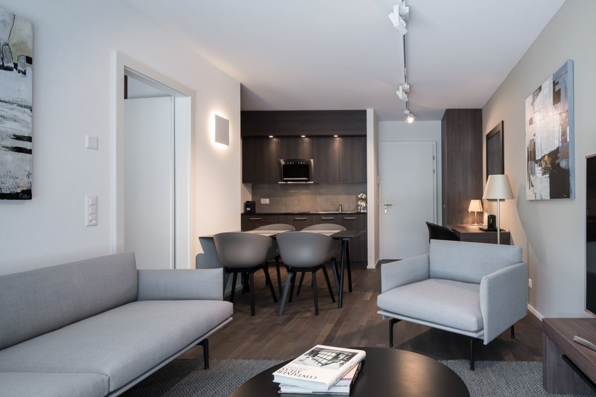 Modernes Wohn-Esszimmer mit offener Küche