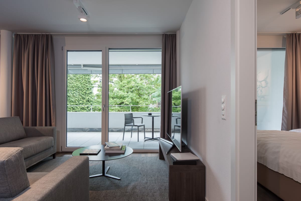 Wohnzimmer mit Balkonzugang