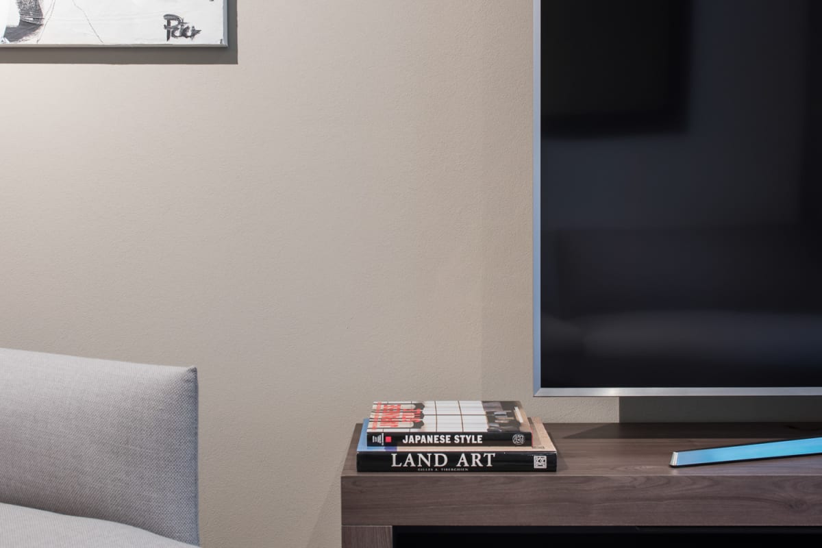 Wohnzimmerausschnitt mit Fernseher und Sideboard