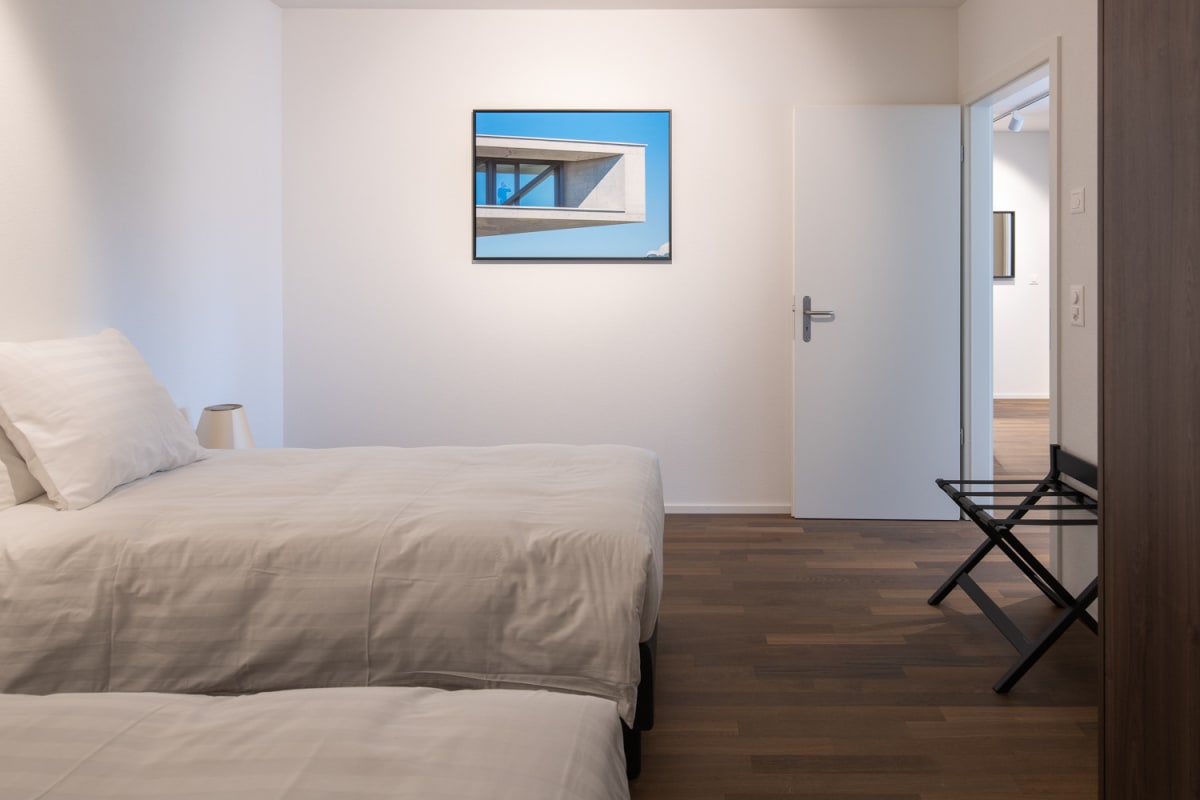 Schlafzimmer mit Doppelbett und offener Tür