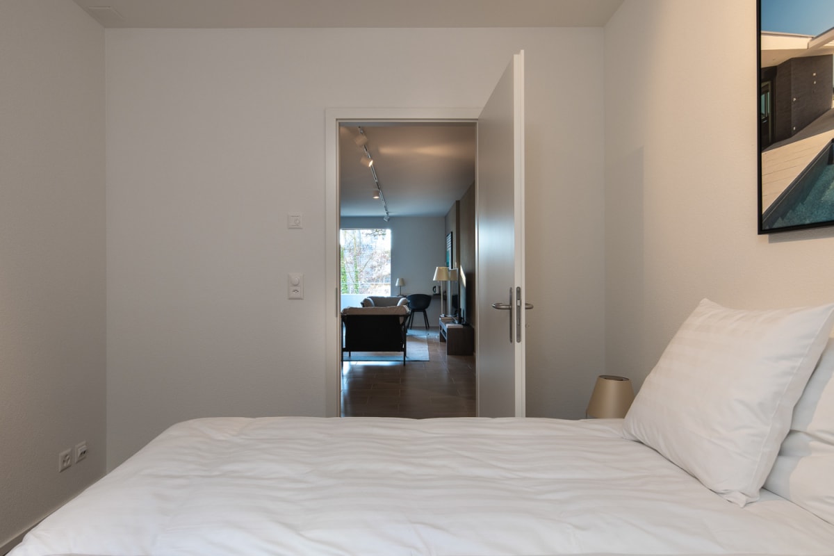 Schlafzimmer mit Blick in den Wohnbereich