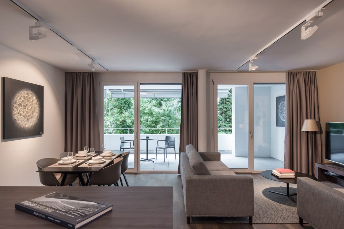 Modernes Wohn- und Esszimmer mit Balkon