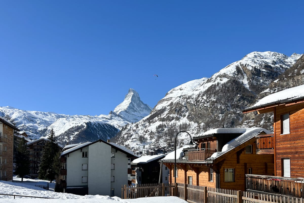 Winterliches Bergdorf mit Matterhorn-Blick