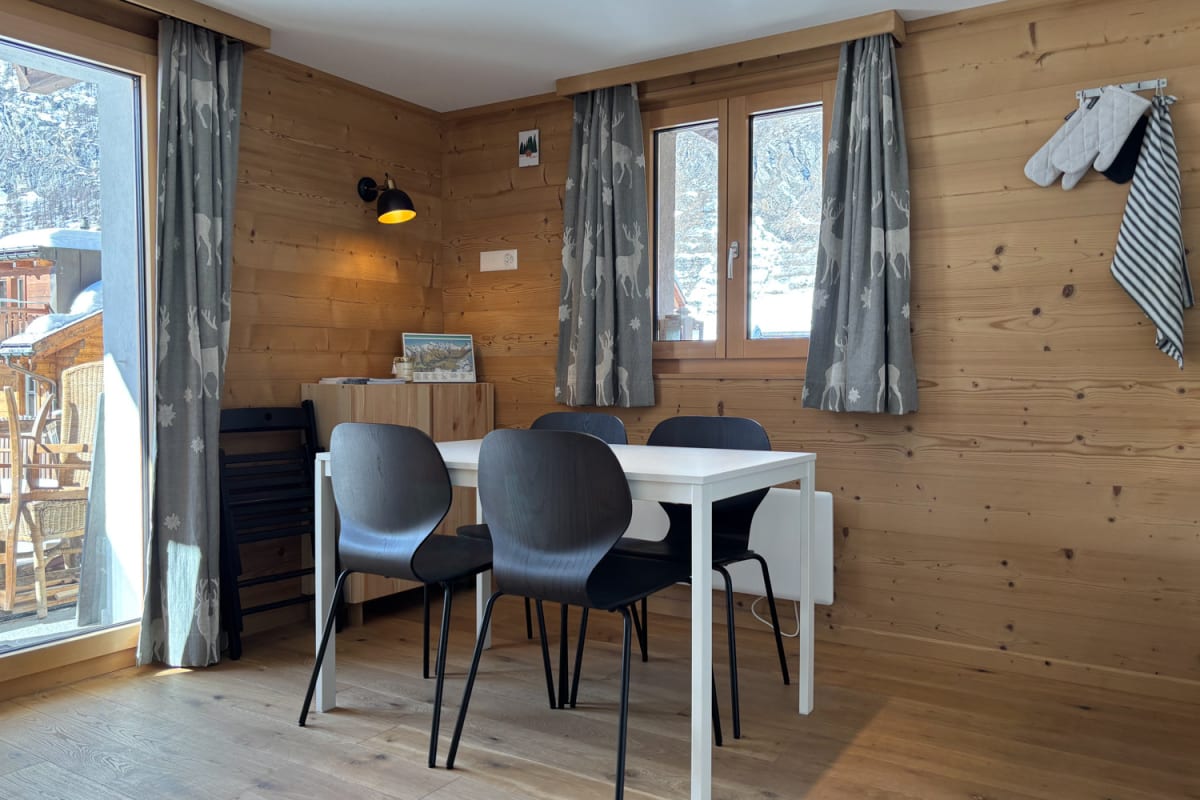 Gemütlicher Holzessbereich mit Esstisch