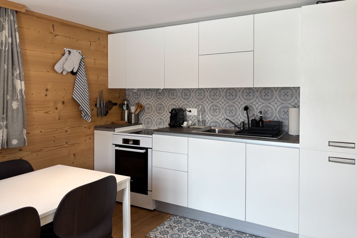 Moderne Wohnküche mit Holzakzentwand