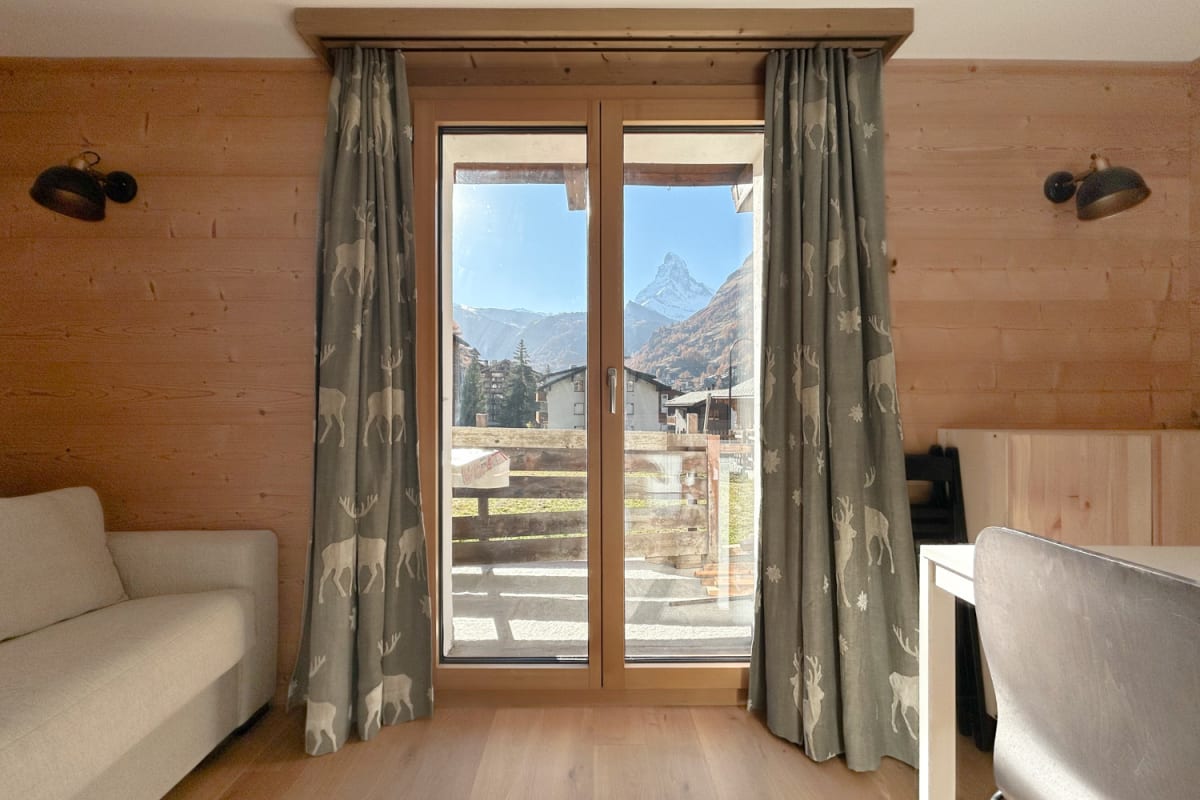 Gemütlicher Wohnraum mit Bergblick