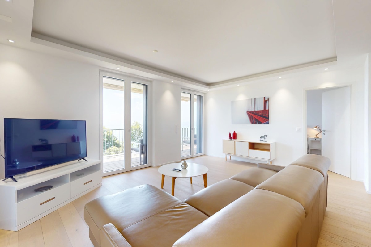 Heller, moderner Wohnraum mit Balkon