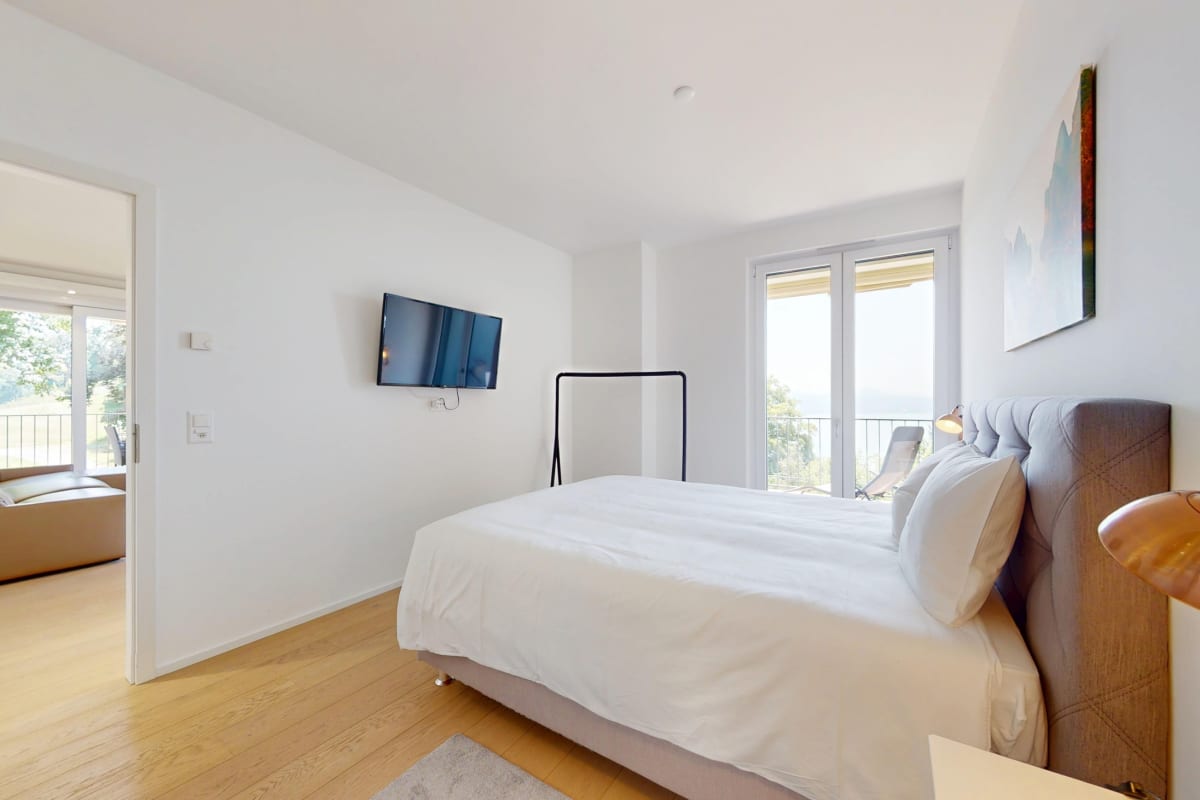 Helles Schlafzimmer mit Balkonblick