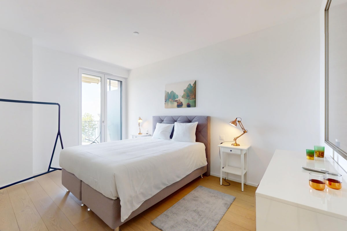 Helles Schlafzimmer mit Balkonzugang