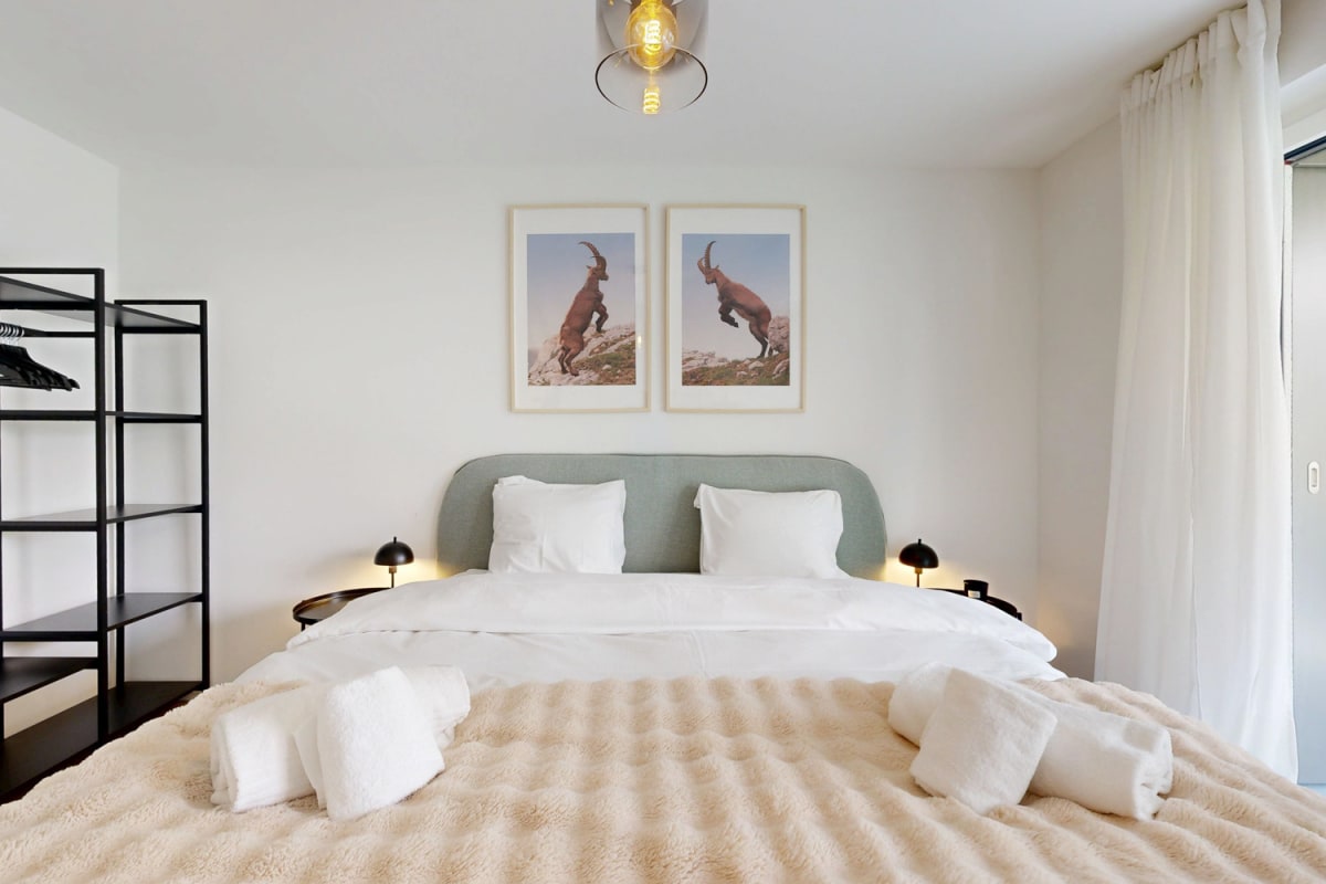 Helles Schlafzimmer mit reduziertem, modernem Einrichtungskonzept