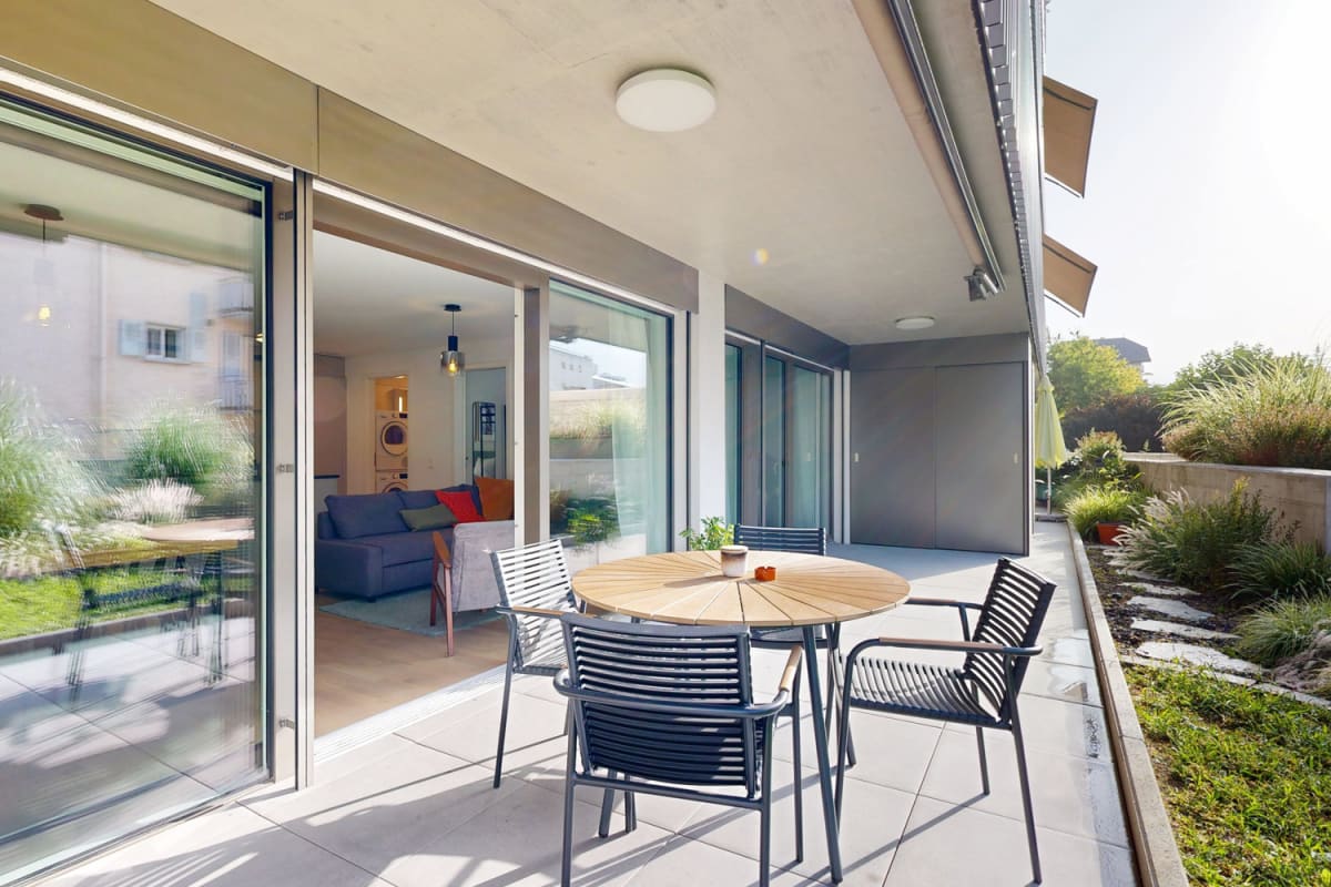 Überdachte Terrasse mit Sitzgruppe