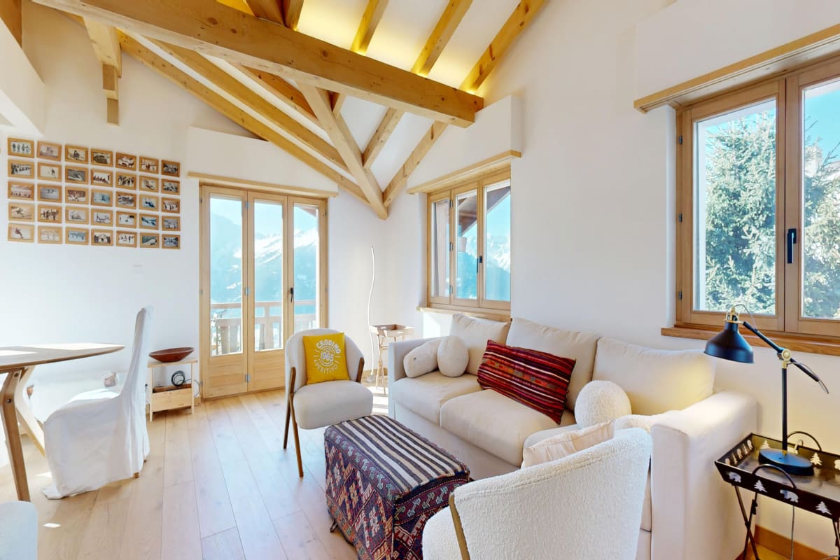 Helles Wohn-Esszimmer mit Sichtdachstuhl und Bergblick