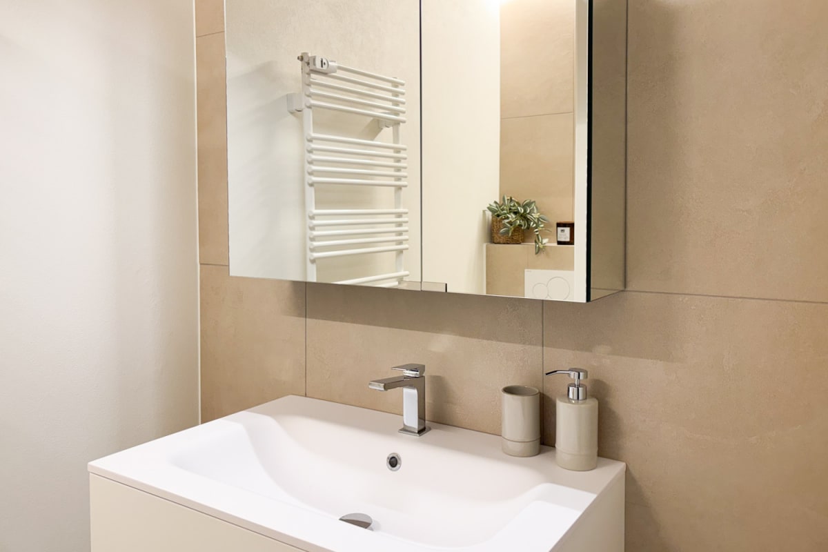 Modernes Badezimmer mit Waschtisch und Spiegelschrank