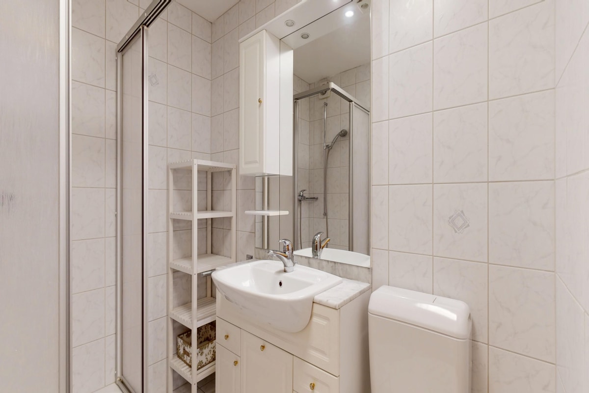 Helles Badezimmer mit Dusche und Waschbecken