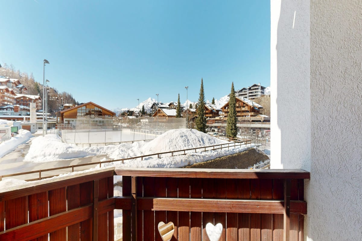 Balkon mit Bergblick im Schnee