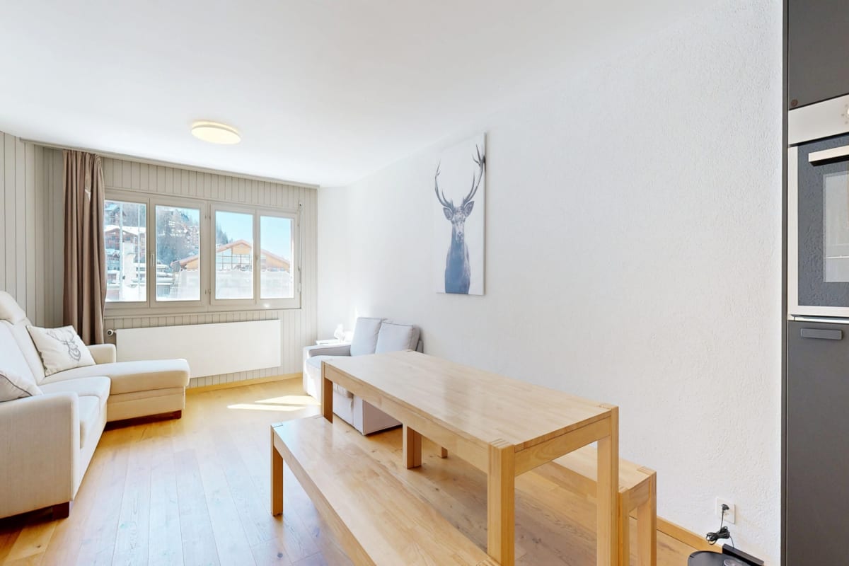 Heller Wohnraum mit Bergblick