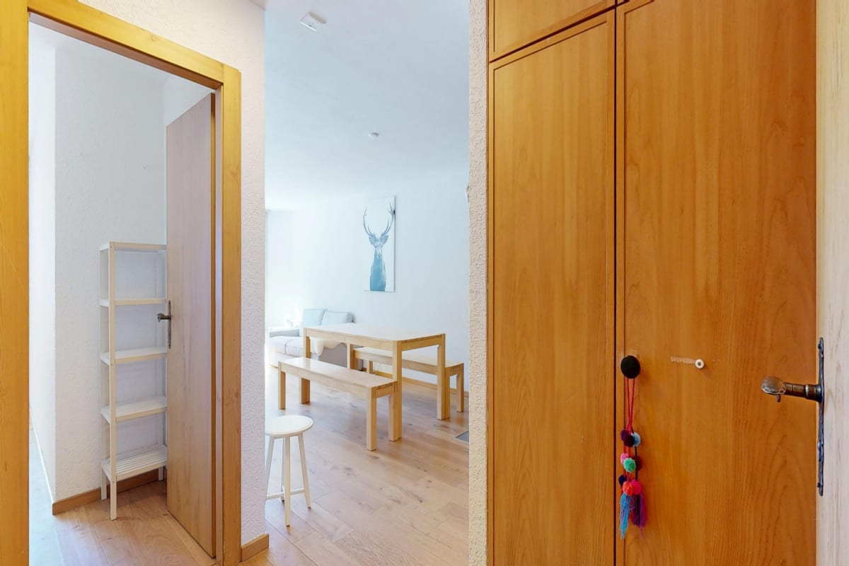 Heller Flur mit Blick in einen Wohnraum