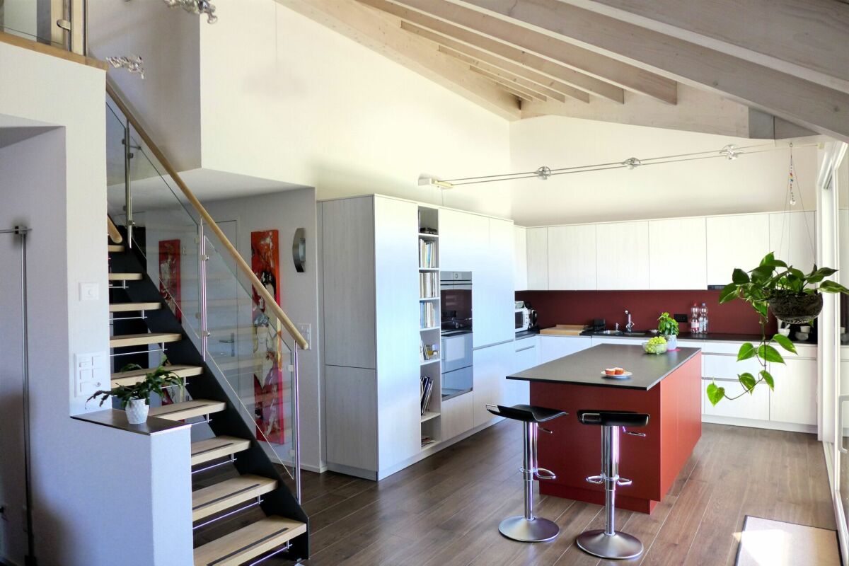 Offener Wohnküchenbereich mit Treppe