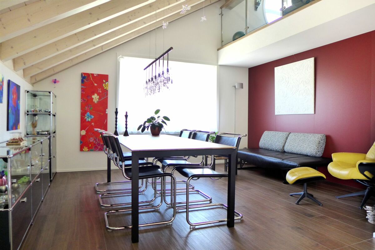 Modernes Esszimmer mit Galerie