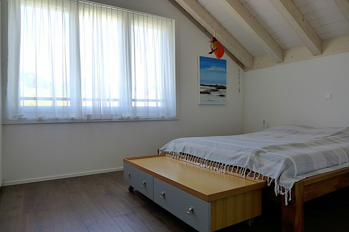 Helles Dachgeschoss-Schlafzimmer