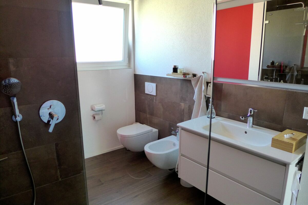 Modernes Badezimmer mit Dusche, WC und Waschtisch
