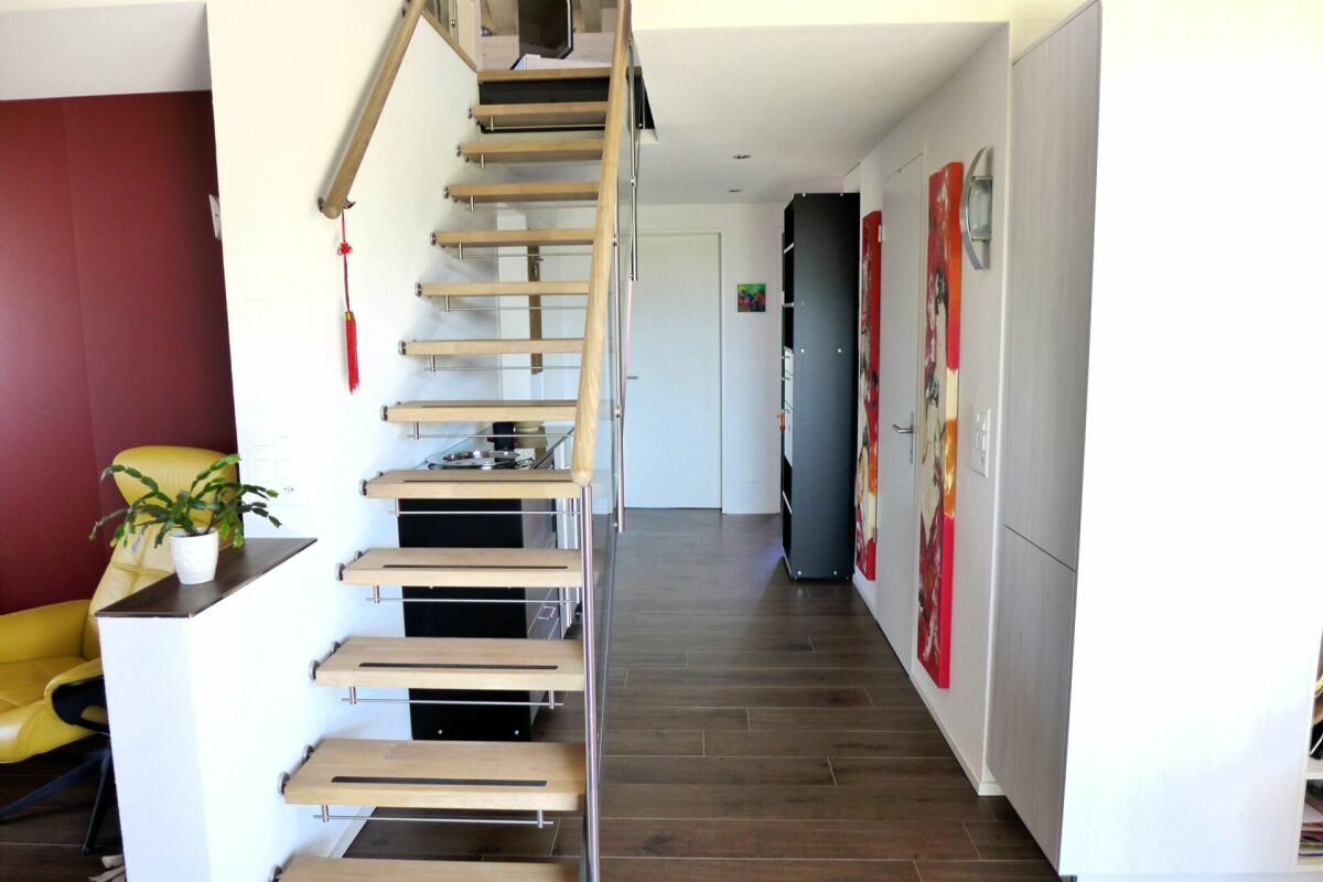 Moderner Flur mit offener Treppe