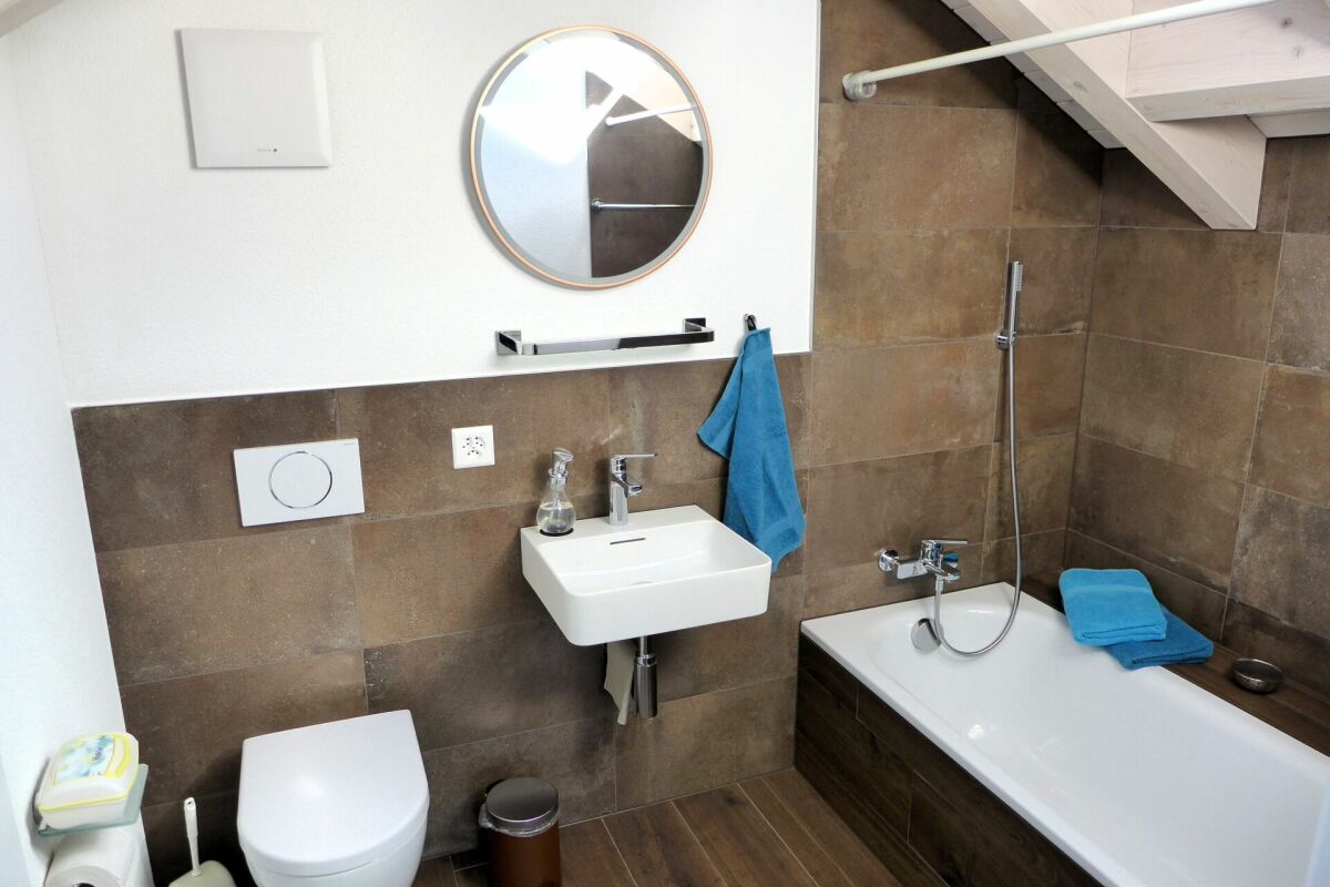 Dachbad mit Wanne und WC
