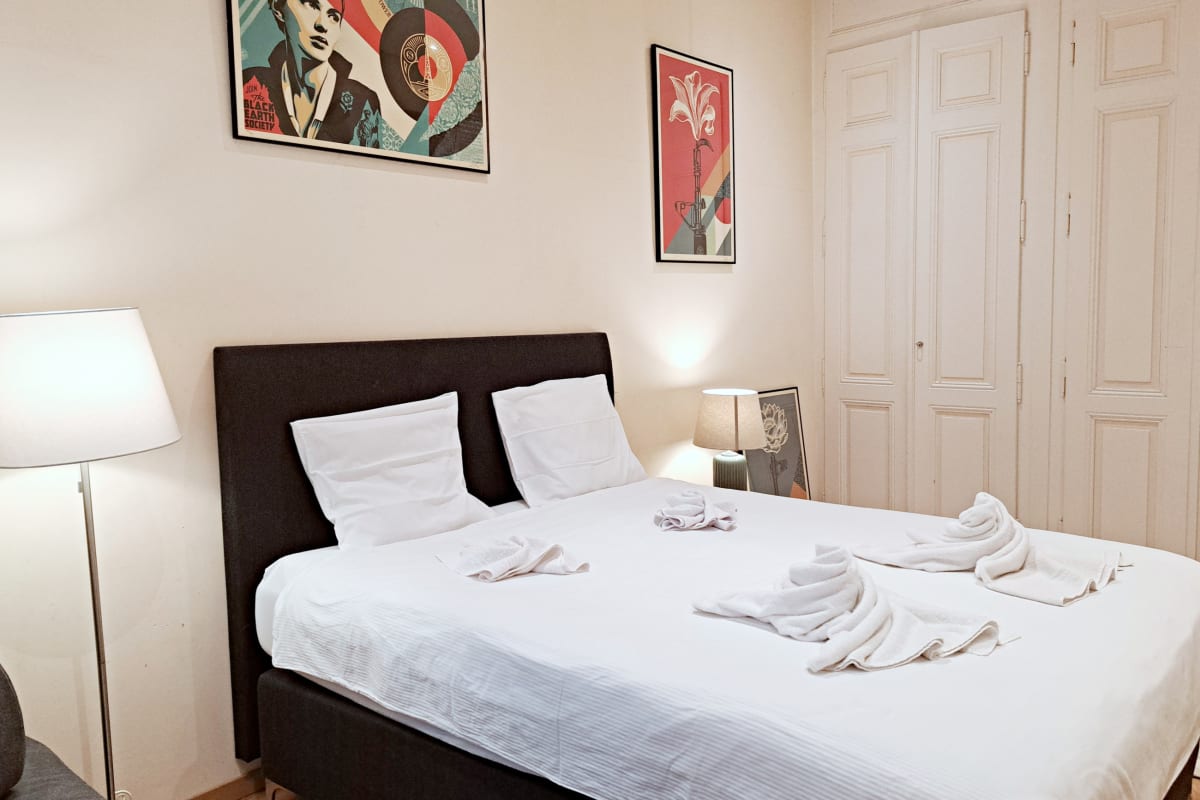 Schlafzimmer mit Doppelbett und klassischer Möblierung