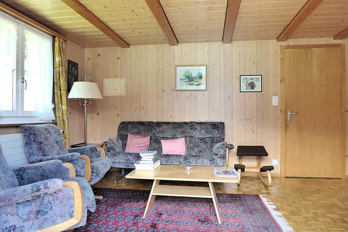 Wohnzimmer mit Holzverkleidung und Retro-Möblierung