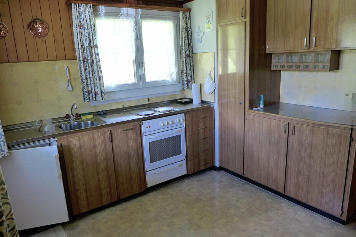 Kleine Küche mit Holzfronten