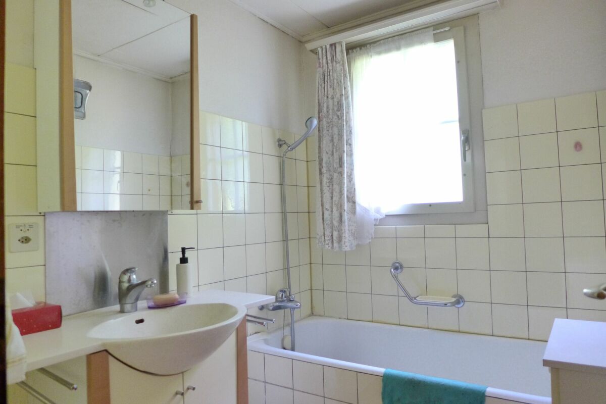 Badezimmer mit Wanne und Fenster