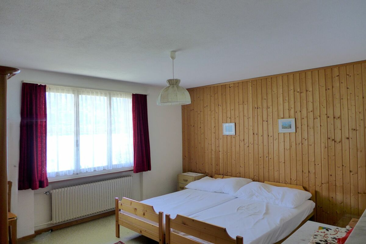 Schlafzimmer mit Holzvertäfelung