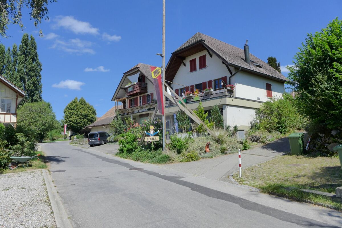 Wohnhaus an ruhiger Straße