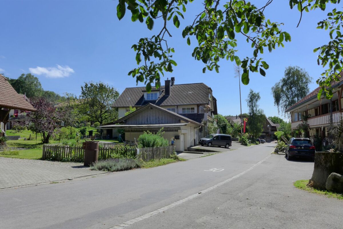 Wohnstraße mit Einfamilienhaus