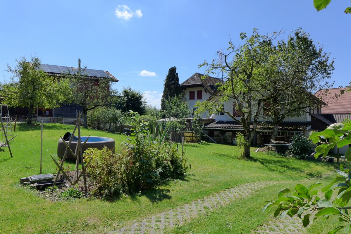 Großer Garten mit Wohnhäusern