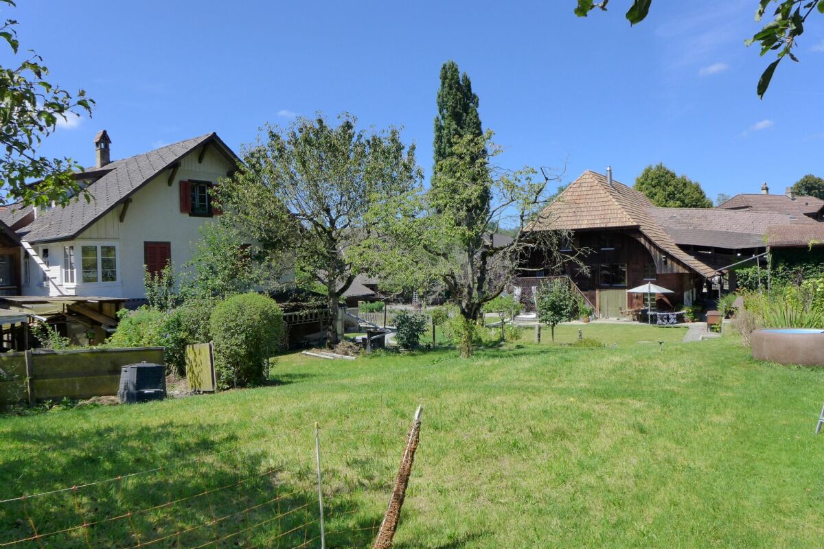 Großer Garten mit Wohnhäusern und Scheunengebäude