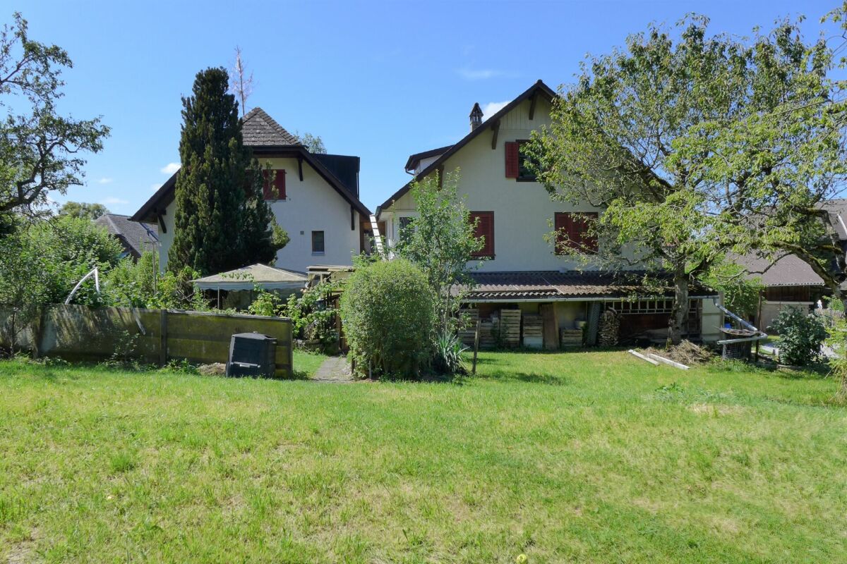 Garten mit Wohnhäusern