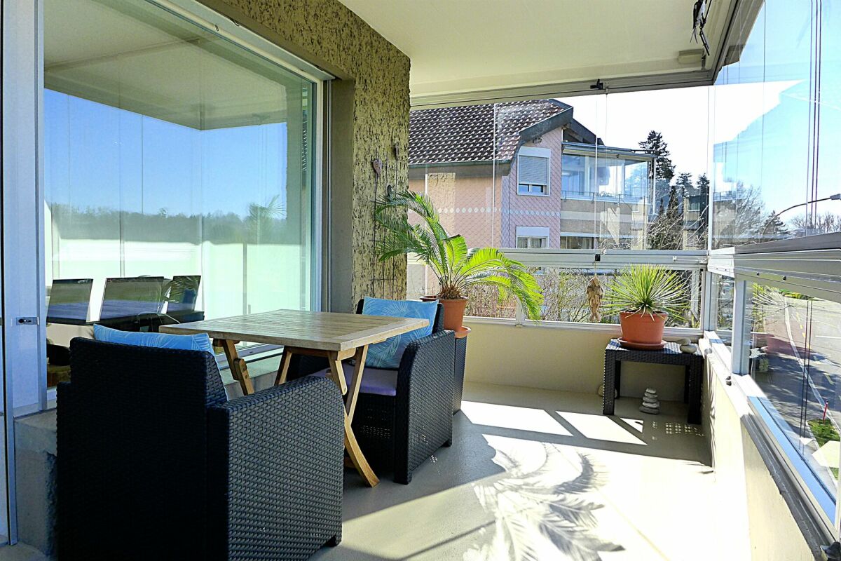 Überdachter Balkon mit Sitzgruppe