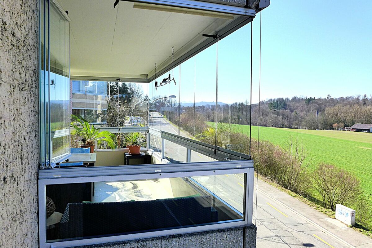 Verglaster Balkon mit Landschaftsblick