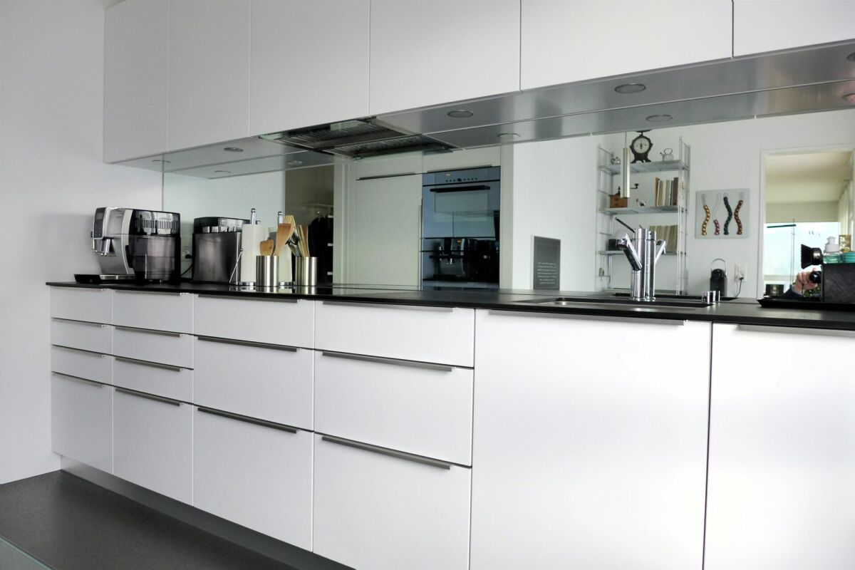 Moderne Küche mit Spiegelrückwand